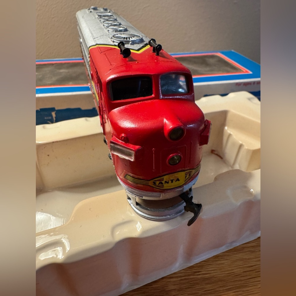 Model Power Santa Fe Toy Train Locomotive HO Scale Model Train In Box Display. - Picture 8 of 14